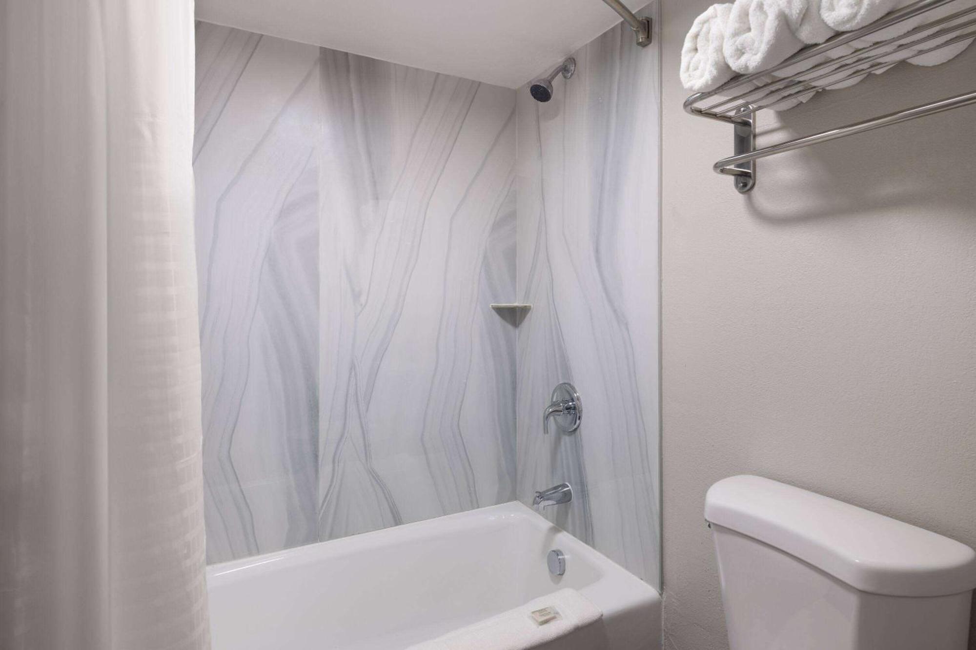Days-Inn By Wyndham Montgomery I-85 Exteriör bild